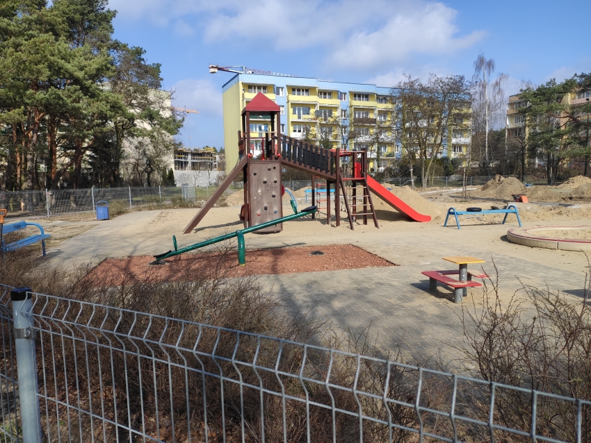 Remont i doposażenie placu zabaw na os. Piaski