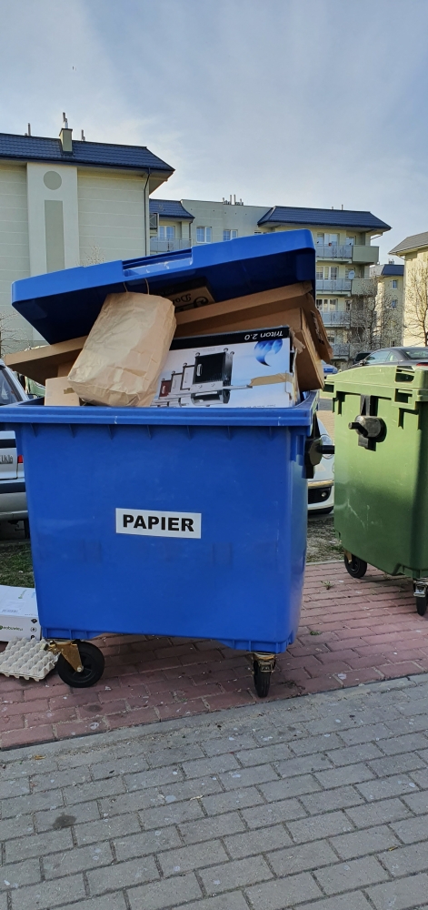 Zdjęcie: Pojemnik na papier w którym znajdują się nie zgniecione opakowania