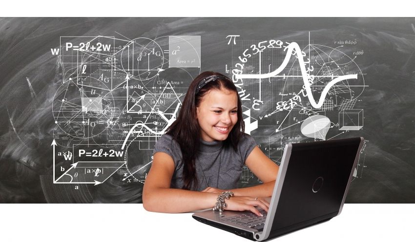 Uczeń podczas nauki na komputerze