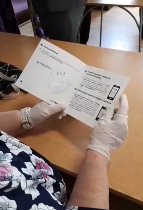 Pilotażowy program wdrożenia usług opiekuńczych w formie teleopieki. Na zdjęciu Zastępca Prezydenta Piotr Zadrożny