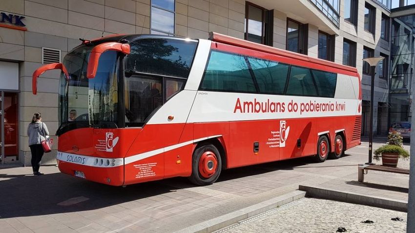 Mobilny autobus do poboru krwi przed Ratuszem