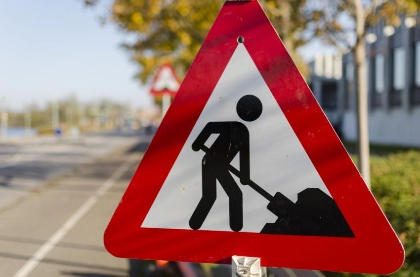 Na zdjęciu znak informujący o pracach budowlanych na drodze