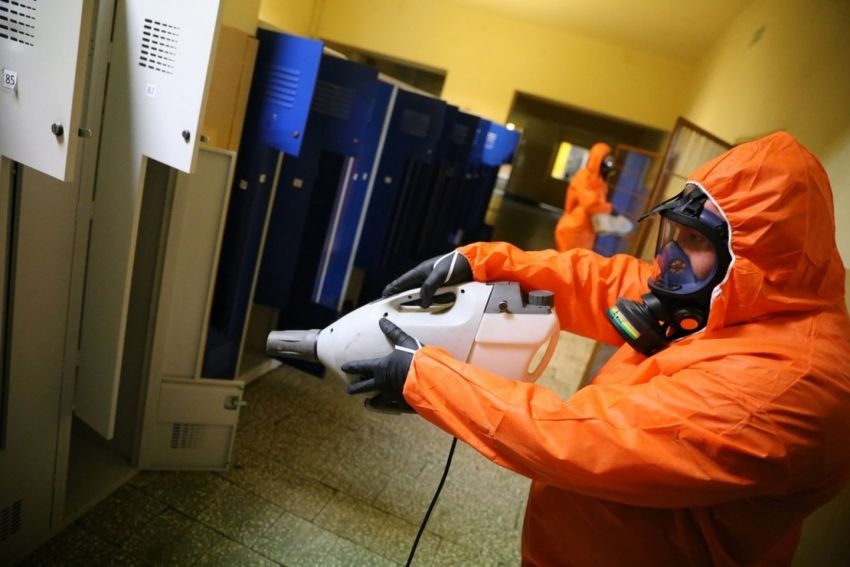 Na zdjęciu: mężczyzna podczas dokonywania dezynfekcji w szkole/fot. silesia24.pl