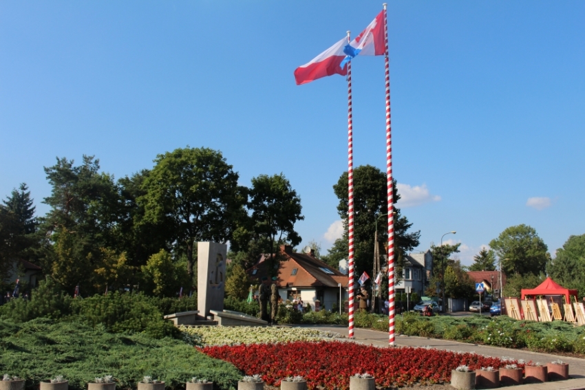 Na zdjęciu pomnik  Polski Walczącej na rondzie Armii Krajowej w Legionowie