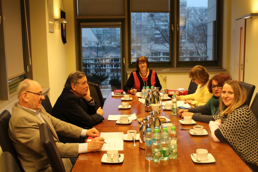 Na zdjęciu - u czołu stołu Sekretarz Miasta Danuta Szczepanik