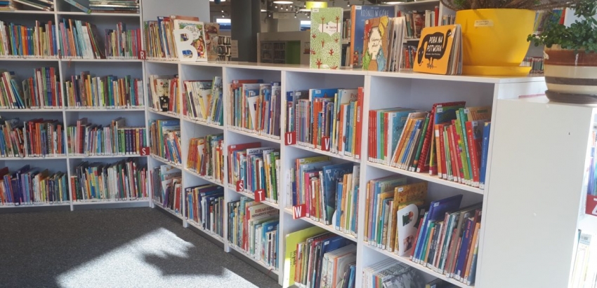 Na zdjęciu regały z książkami w Miejskiej Bibliotece Publicznej w Legionowie