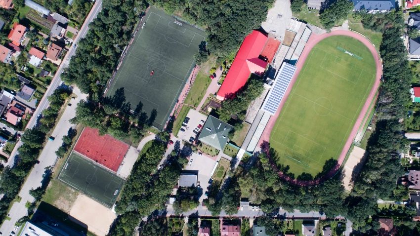 Kompleks boisk sportowych wokół stadionu miejskiego - widok z lotu ptaka