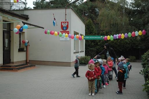 Dzieci na placu przedszkola Wesołe Sówki