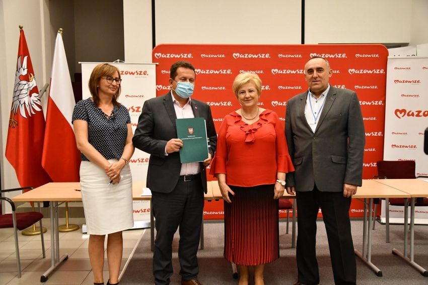 Zdjęcie przedstawia podpisanie umowy na dofinansowanie. Drugi od lewej prezydent Roman Smogorzewski