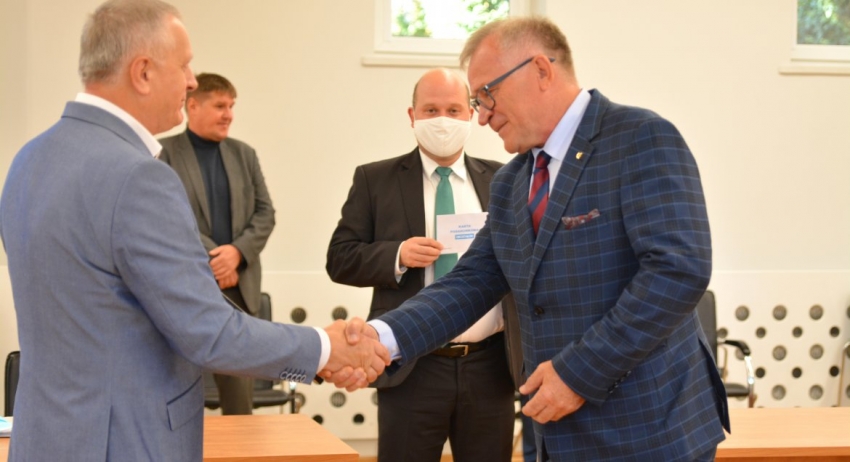 Dwóch mężczyzn wykonuje uścisk dłoni w podziękowaniu