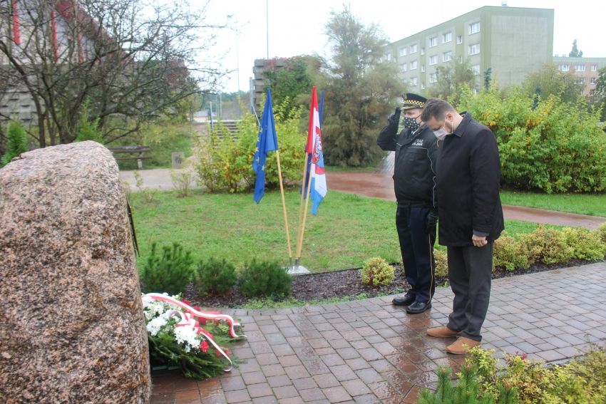 Złożenie hołdu przed pomnikiem przez zastępcę prezydenta miasta Piotra Zadrożnego