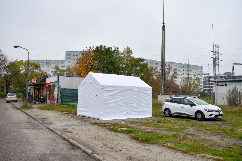 Punkt Diagnostyki Mobilnej Corten Test & Drive. Namiot wymazowy, stojący przy nim samochód.