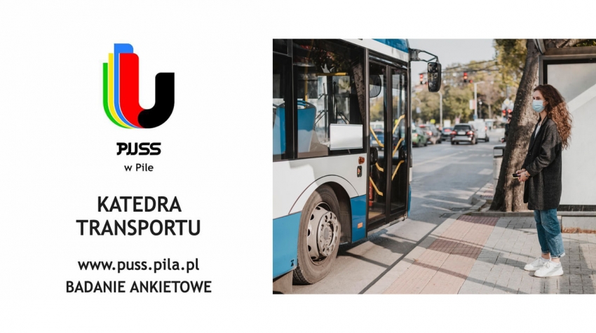Katedra Transportu - Badanie ankietowe. Na zdjęciu kobieta w maseczce stoi na przystanku przy autobusie.