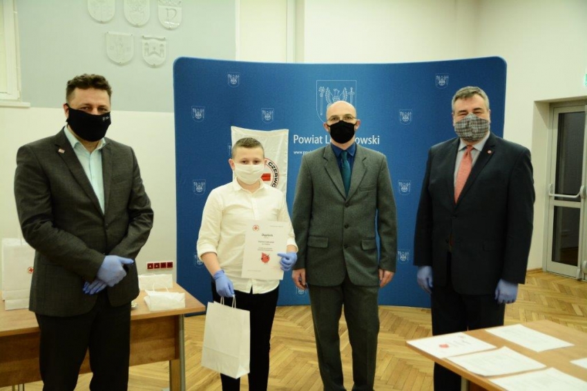 Zdjęcie z wręczania odznak HDK i nagród dla osób z konkursu plastycznego