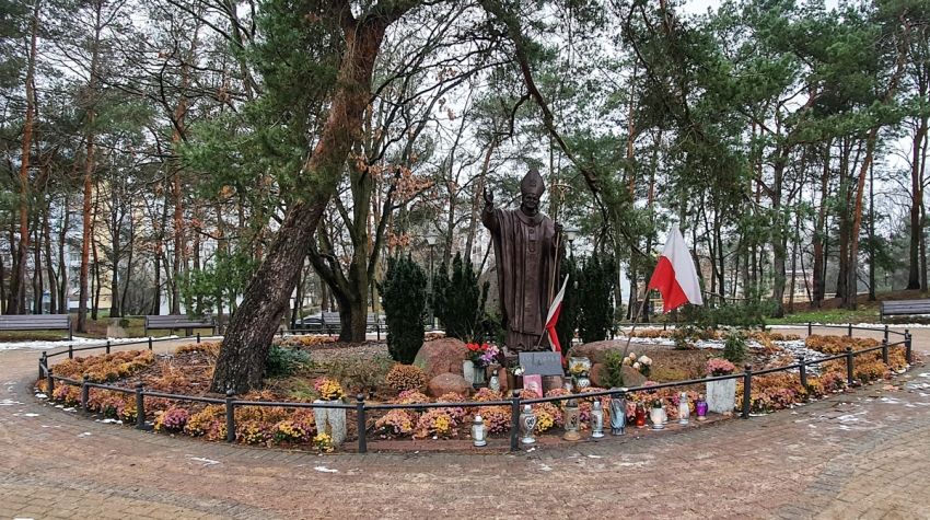Park im. Jana Pawła II i pomnik z jego wizerunkiem.