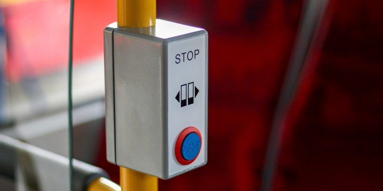 Przycisk do otwierania drzwi w autobusie.