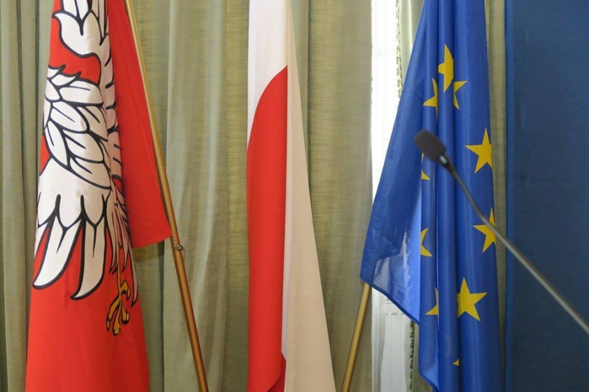 Flagi: Sejmik Województwa Mazowieckiego, Polski oraz Unii Europejskiej.