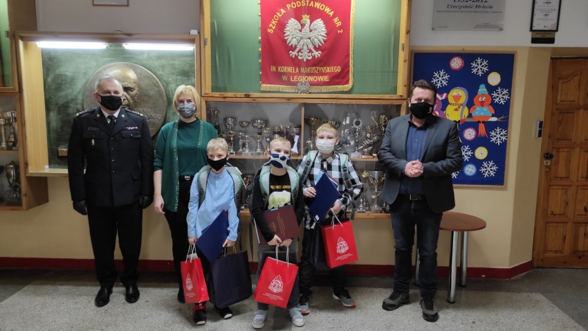 Trzech małych chłopców nagrodzonych za uratowanie domu od spłonięcia wraz z trzema dorosłymi.
