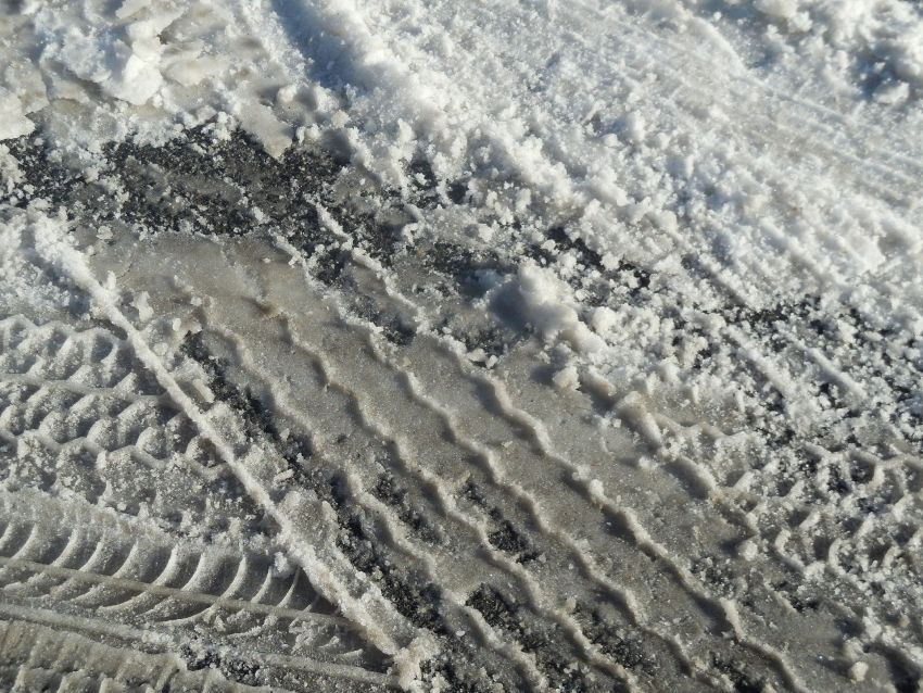 Ślady opon na śniegu.