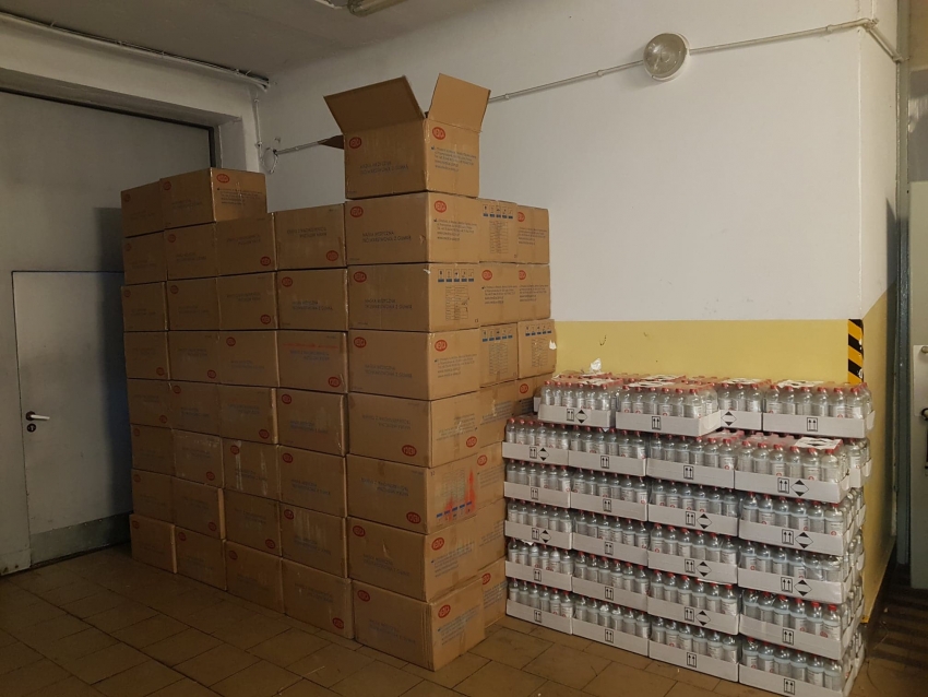 Na zdjęciu zmagazynowe maseczki w siedzibie Ochotniczej Straży Pożarnej.