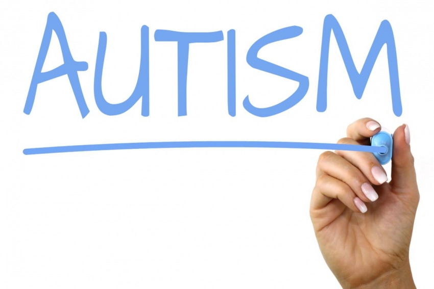 Niebieski napis flamastrem na szkle - autism.
