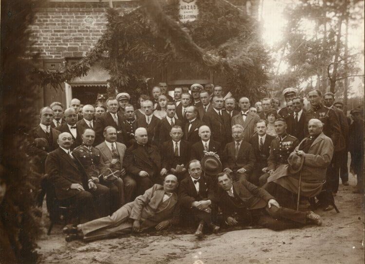 Fotografia uczestników uroczystego poświęcenia nowego Urzędu Gminy Legionowo, 2 sierpnia 1930 r. (dar Hanny Juskowiak)