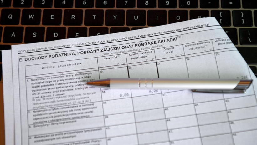 Wydrukowany i uzupełniony PIT a na nim długopis