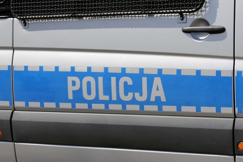Na zdjęciu drzwi samochodu policyjnego z napisem - Policja.