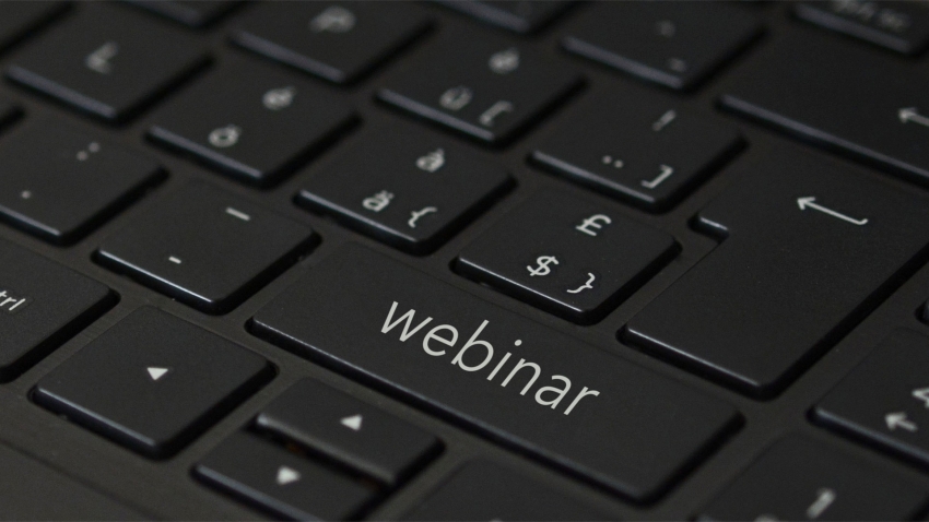 Na zdjęciu klawiatura, na jednym z klawiszy napis - webinar.