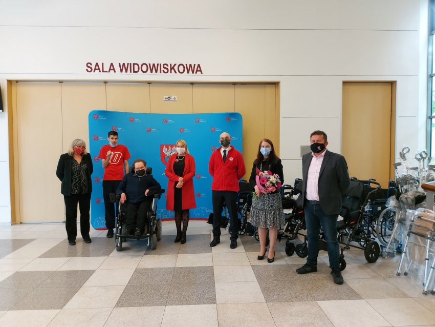 Grupa osób przy sprzęcie do wypożyczalni rehabilitacyjnej