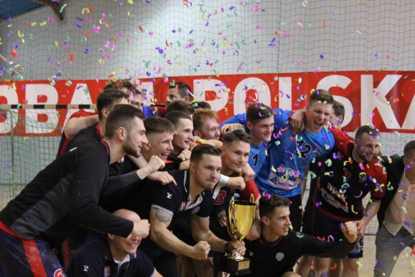 Na zdjęciu drużyna KPR Legionowo świętująca zwycięstwo w turnieju.