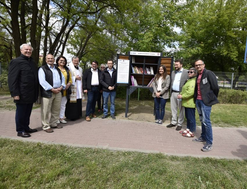 Pamiątkowe zdjęcie z otwarcia parku kieszonkowego i budki do wymiany książek