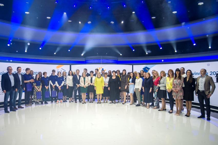 Ceremonia wręczenia nagród - zdjęcie grupowe wszystkich laureatów