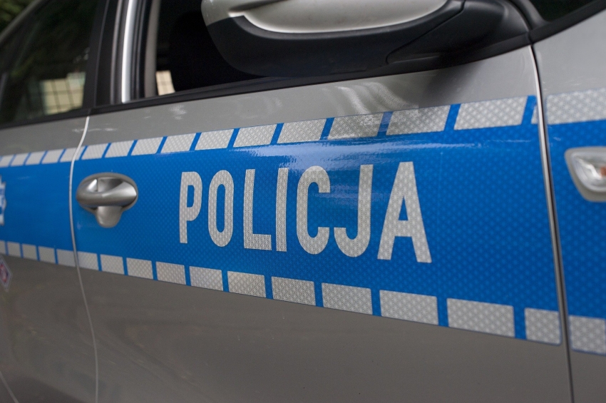 Napis policja na drzwiach auta.
