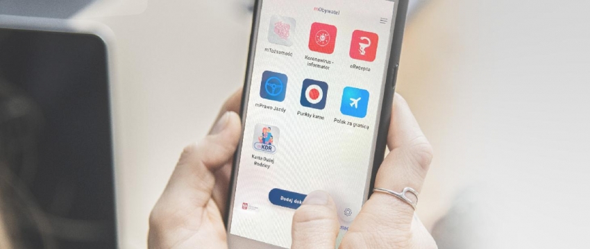 Smartfon z włączoną aplikacją mObywatel.