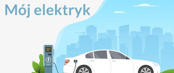 Na grafice samochód elektryczny, który ładuje się na stacji pojazdów elektrycznych