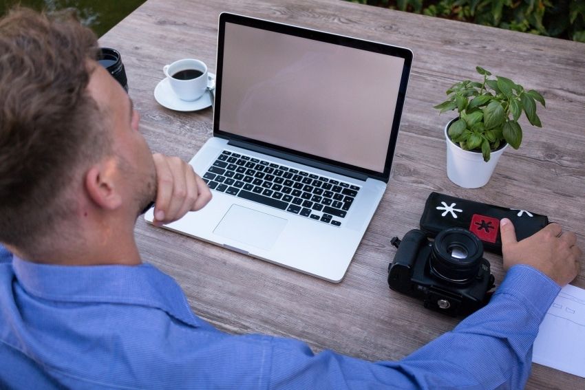 Na zdjęciu osoba pracująca na laptopie
