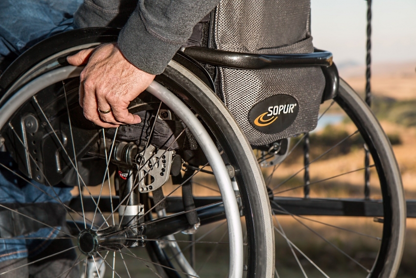 Na zdjęciu osoba na wózku inwalidzkim