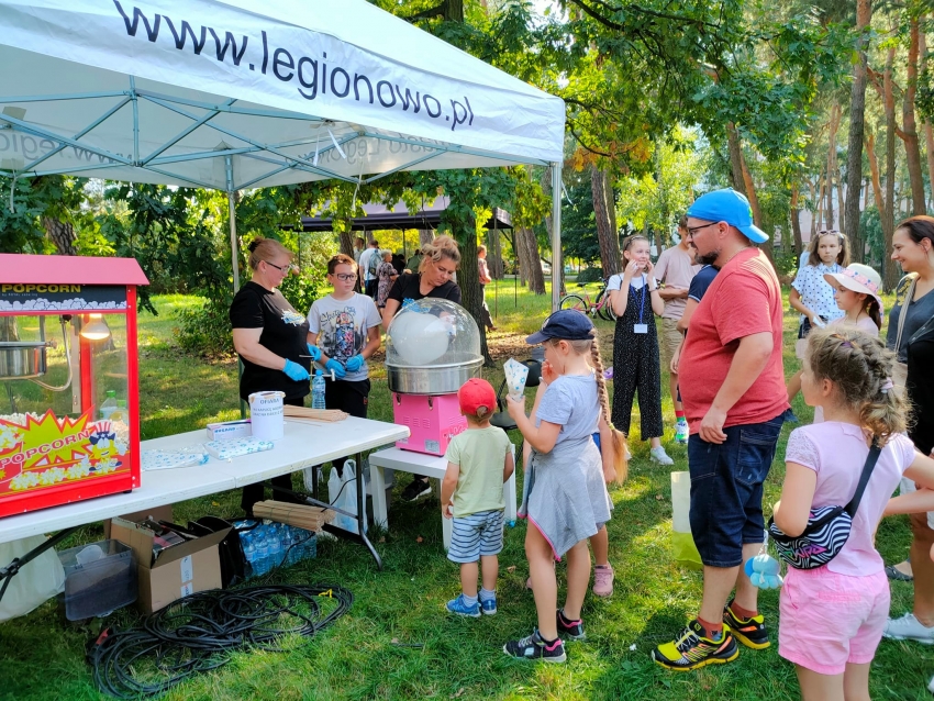Parafialny Piknik Rodzinny. Stoisko z watą i popcornem