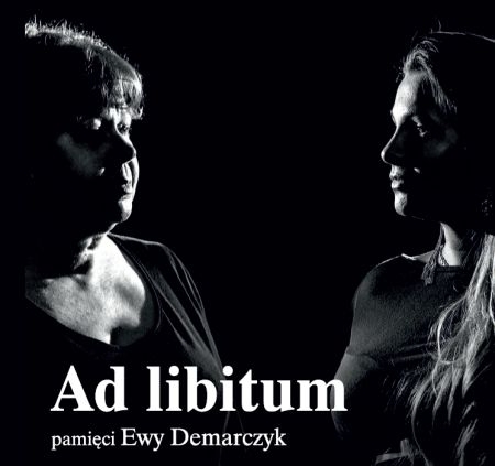 Dwie kobiety stoją naprzeciw siebie