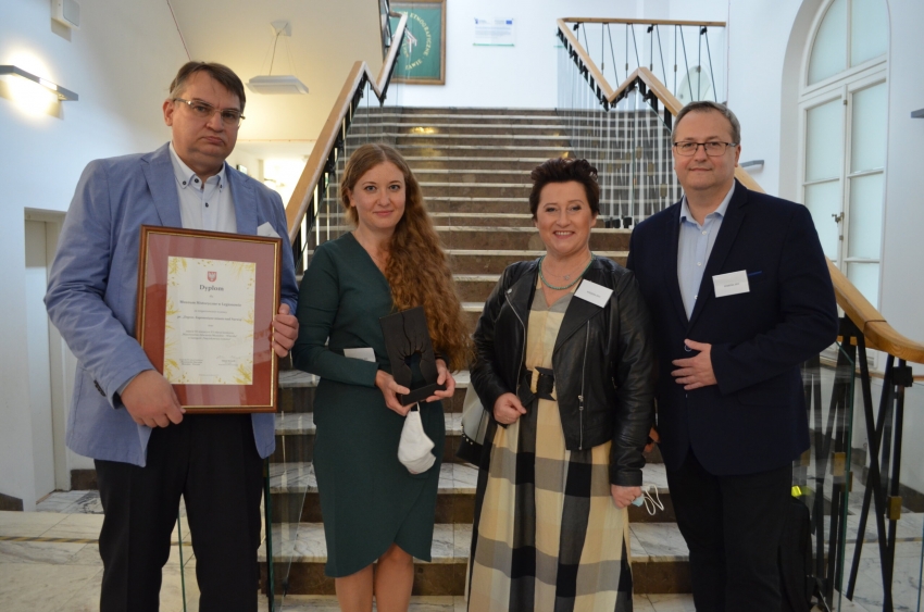Fot. J. Szczepański, W. Orliński Cztery osoby z nagrodą:  „Mazowieckie Zdarzenia Muzealne – Wierzba” przyznała legionowskiemu Muzeum III miejsce w kategorii: „Najciekawsze wystawy zorganizowane na Mazowszu w 2020 r. przez mniejsze muzea”