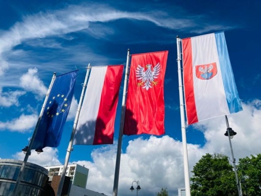 Flagi przed urzędem Miasta Legionowo