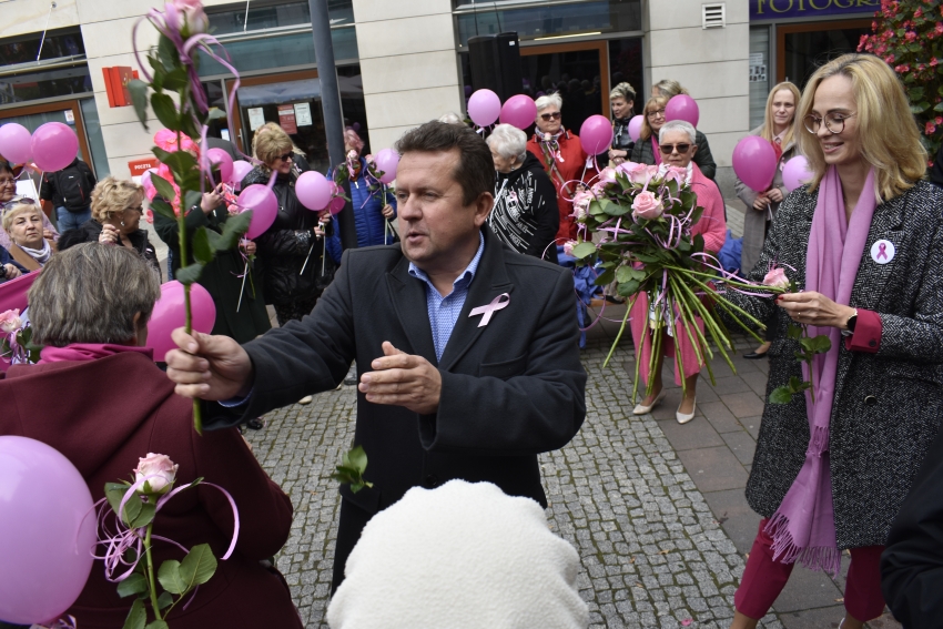 Na zdjęciu prezydent miasta Roman Smogorzewski z uczestnikami marszu