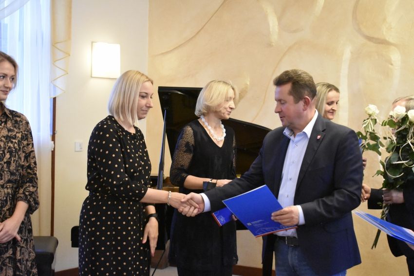 Na zdjęciu prezydent miasta Roman Smogorzewski wręczający wyróżnienie nauczycielowi