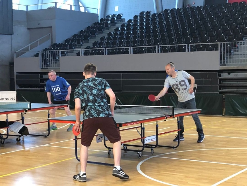 Dwie osoby grają w tenisa stołowego