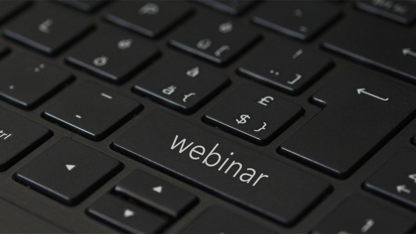Na zdjęciu klawiatura, na przycisku napis webinar