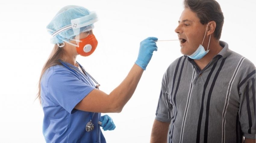 Na zdjęciu pielęgniarka wykonująca wymaz z ust