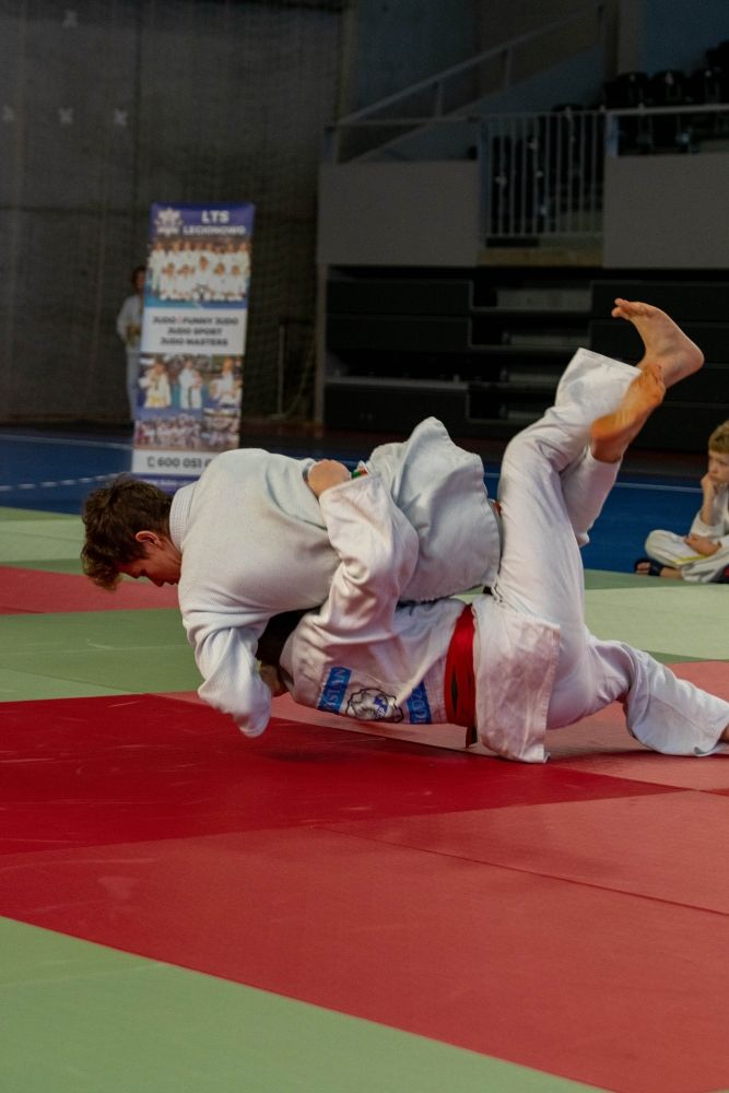 Dwóch zawodników judo podczas walki