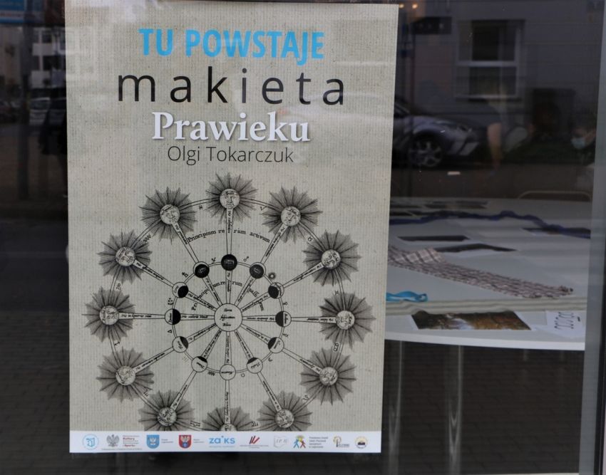 Plakat wywieszony na szybie, dotyczy Warsztatów 'Prawiek – mikrokosmos'