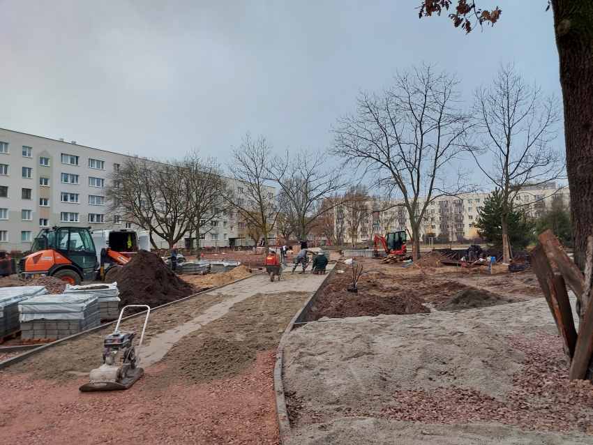 Budowa integracyjnego placu zabaw, na pierwszym planie budowa chodnika